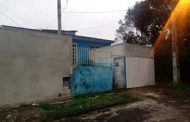 Imagem: A casa possui 4 Dormitórios, 2 Banheiros, 1 Vaga na garagem