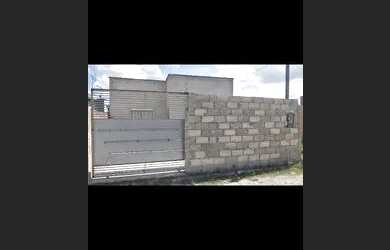 Imagem: A casa possui 2 Dormitórios, 1 Banheiro, 2 Vagas na garagem