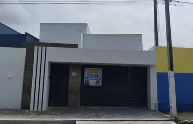 Imagem: A casa possui 3 Dormitórios, 2 Banheiros, 2 Vagas na garagem