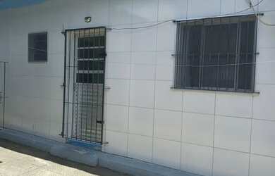 Imagem: A casa possui 1 Dormitório, 1 Banheiro, 1 Vaga na garagem e