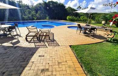 Imagem: A casa em condomínio à venda possui 5 Dormitórios, 5 Banheiros