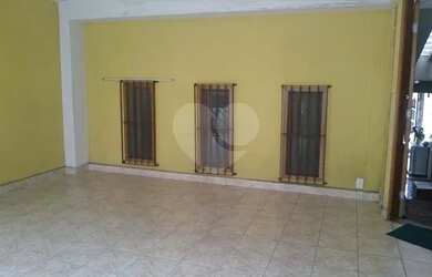 Imagem: A casa possui 3 Dormitórios, 4 Banheiros, 2 Vagas na garagem