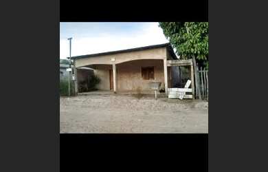 Imagem: A casa possui 3 Dormitórios, 2 Banheiros e está localizado