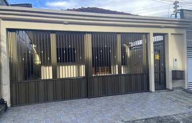 Imagem: A casa em condomínio possui 3 Dormitórios, 4 Banheiros, 2