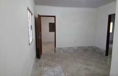 Imagem: A casa possui 3 Dormitórios, 2 Banheiros, 3 Vagas na garagem