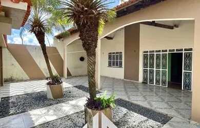 Imagem: A casa possui 3 Dormitórios, 3 Banheiros, 4 Vagas na garagem