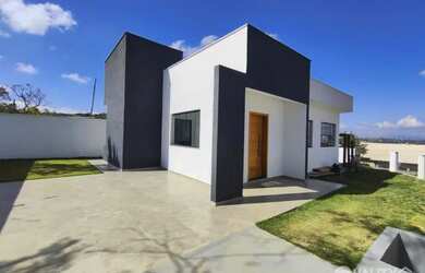 Imagem: A casa possui 3 Dormitórios, 2 Banheiros, 4 Vagas na garagem