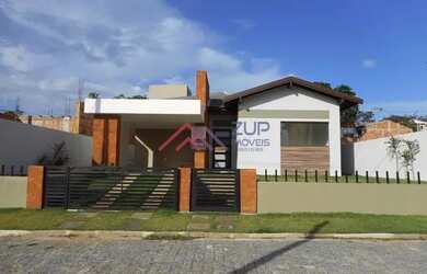 Imagem: A casa possui 3 Dormitórios, 1 Banheiro, 2 Vagas na garagem