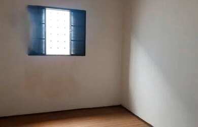 Imagem: A casa possui 2 Dormitórios, 2 Banheiros, 2 Vagas na garagem