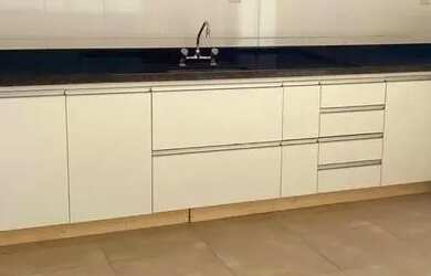 Imagem: A casa possui 3 Dormitórios, 4 Banheiros, 2 Vagas na garagem