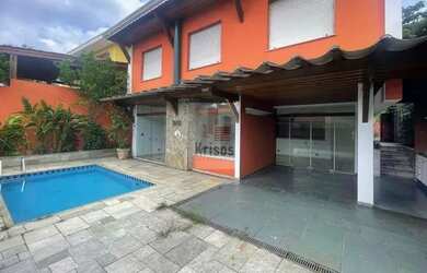 Imagem: A casa possui 4 Dormitórios, 4 Banheiros, 4 Vagas na garagem