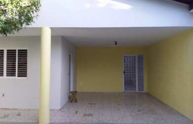 Imagem: A casa possui 3 Dormitórios, 3 Banheiros, 2 Vagas na garagem