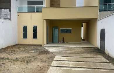 Imagem: A casa possui 3 Dormitórios, 2 Banheiros, 2 Vagas na garagem