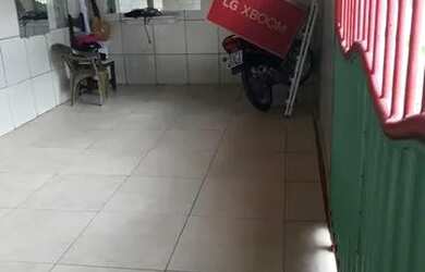 Imagem: A casa possui 2 Dormitórios, 1 Banheiro, 2 Vagas na garagem