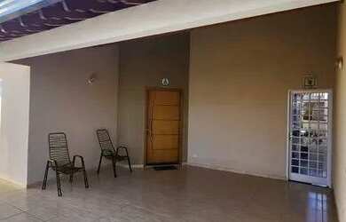 Imagem: A casa possui 3 Dormitórios, 2 Banheiros, 2 Vagas na garagem