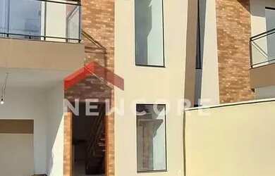 Imagem: A casa possui 3 Dormitórios, 4 Banheiros, 2 Vagas na garagem