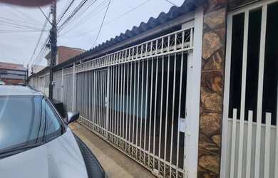 Imagem: A casa possui 3 Dormitórios, 2 Banheiros, 2 Vagas na garagem