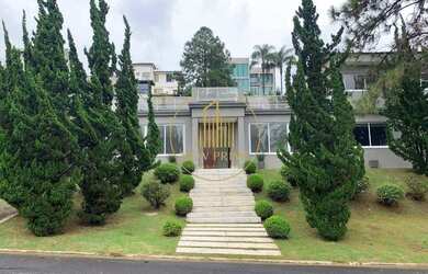 Imagem: A casa possui 4 Dormitórios, 5 Banheiros, 5 Vagas na garagem