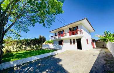 Imagem: A casa possui 3 Dormitórios, 4 Banheiros, 5 Vagas na garagem