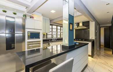 Imagem: A casa possui 4 Dormitórios, 3 Banheiros, 5 Vagas na garagem