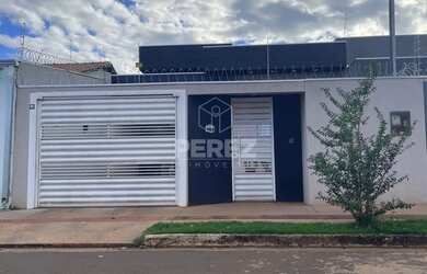 Imagem: A casa possui 3 Dormitórios, 2 Banheiros, 2 Vagas na garagem
