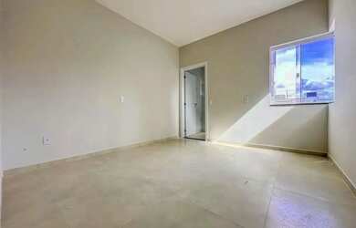 Imagem: A casa possui 2 Dormitórios, 1 Banheiro, 2 Vagas na garagem