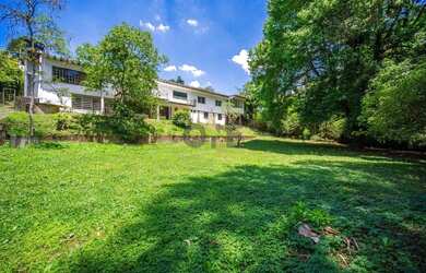 Imagem: A casa possui 4 Dormitórios, 4 Banheiros, 5 Vagas na garagem