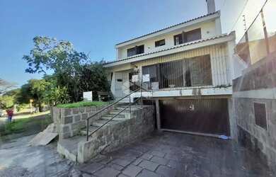 Imagem: A casa possui 4 Dormitórios, 3 Banheiros, 2 Vagas na garagem