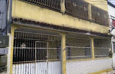 Imagem: A casa possui 4 Dormitórios, 2 Banheiros, 2 Vagas na garagem