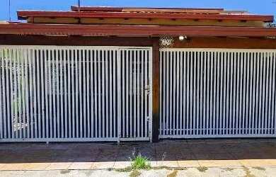 Imagem: A casa possui 4 Dormitórios, 3 Banheiros, 2 Vagas na garagem