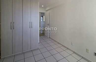 Imagem: O apartamento possui 3 Dormitórios, 1 Banheiro, 2 Vagas na