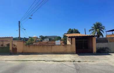Imagem: A casa possui 3 Dormitórios, 2 Banheiros, 1 Vaga na garagem