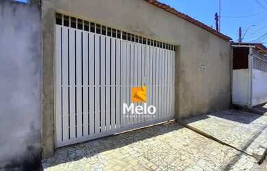 Imagem: A casa possui 3 Dormitórios, 2 Banheiros, 2 Vagas na garagem