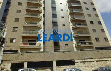 Imagem: O apartamento possui 3 Dormitórios, 1 Banheiro, 2 Vagas na