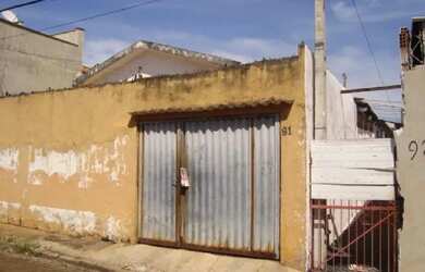 Imagem: A casa possui 4 Dormitórios, 2 Banheiros, 3 Vagas na garagem