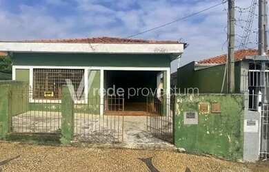 Imagem: A casa possui 3 Dormitórios, 1 Banheiro, 1 Vaga na garagem