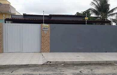 Imagem: A casa possui 3 Dormitórios, 2 Banheiros, 2 Vagas na garagem