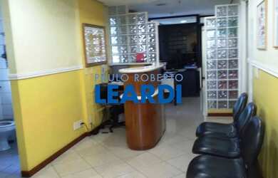 Imagem: O depósito possui 4 Vagas na garagem, 171m² de Área e está