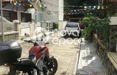 Imagem: A casa possui 3 Dormitórios, 3 Banheiros, 1 Vaga na garagem