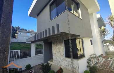 Imagem: A casa possui 3 Dormitórios, 4 Banheiros e 212m² de Área