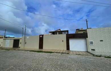 Imagem: A casa possui 3 Dormitórios, 5 Banheiros, 5 Vagas na garagem