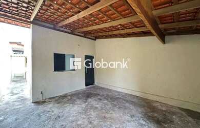 Imagem: A casa possui 2 Dormitórios, 1 Banheiro, 1 Vaga na garagem