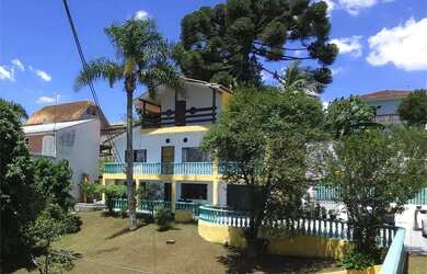 Imagem: A casa possui 4 Dormitórios, 2 Banheiros, 5 Vagas na garagem