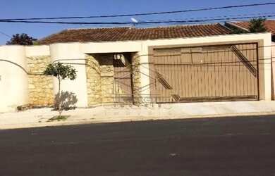 Imagem: A casa possui 3 Dormitórios, 2 Banheiros, 4 Vagas na garagem