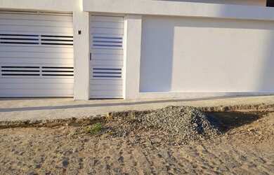 Imagem: A casa possui 2 Dormitórios, 2 Banheiros, 2 Vagas na garagem