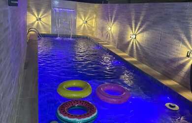 Imagem: A casa possui 2 Dormitórios, Acomodam 8 pessoas e está localizado