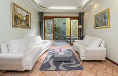 Imagem: A casa possui 3 Dormitórios, 3 Banheiros, 4 Vagas na garagem