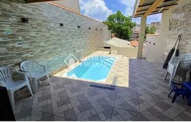 Imagem: A casa possui 2 Dormitórios, 2 Banheiros, 2 Vagas na garagem