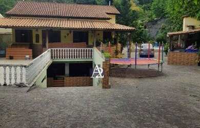 Imagem: A casa em condomínio possui 4 Dormitórios, 3 Banheiros, 5