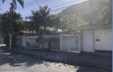 Imagem: A casa possui 3 Dormitórios, 2 Banheiros, 4 Vagas na garagem